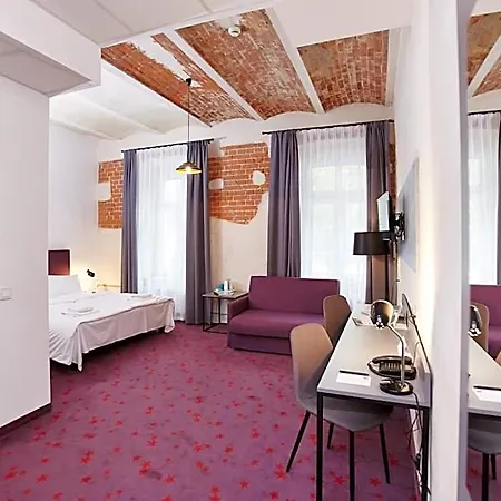 Koszary Arche 3* Góra Kalwaria