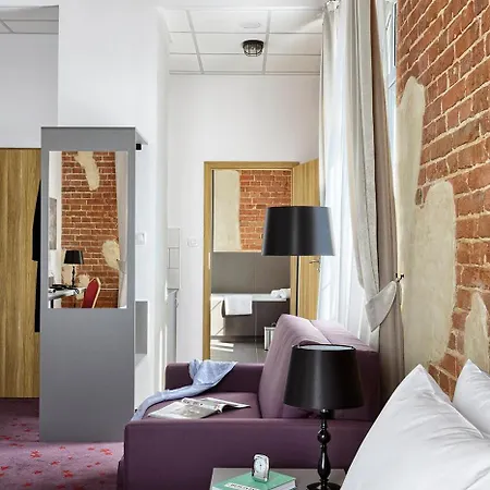 Koszary Arche 3* Góra Kalwaria