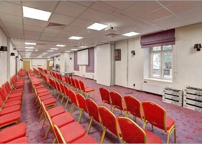 Koszary Arche 3* Góra Kalwaria